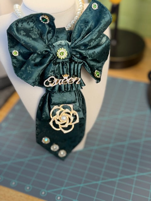 Emerald Green Brocade Necktie Necklace – Queen Brooch & Gold Rose with Pearl